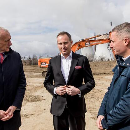Wicemarszałek Leszek Pietraszek uczestniczy w symbolicznym wmurowaniu kamienia węgielnego pod nowy materiałowy centrum firmy CADesigner Engineering w Rybniku, Śląsk. (wygenerowano przez AI)