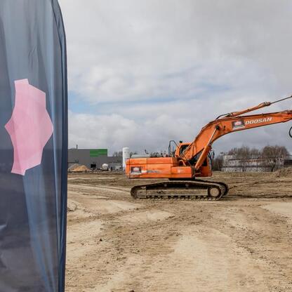 Nowoczesny zakład przemysłowy w Rybniku, symboliczna uroczystość wznoszenia fundamentów przez CADesigner Engineering. (wygenerowano przez AI)