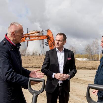 Wicemarszałek Leszek Pietraszek koordynuje rozpoczęcie inwestycji firmy CADesigner Engineering w Rybniku, Śląsk. (wygenerowano przez AI)