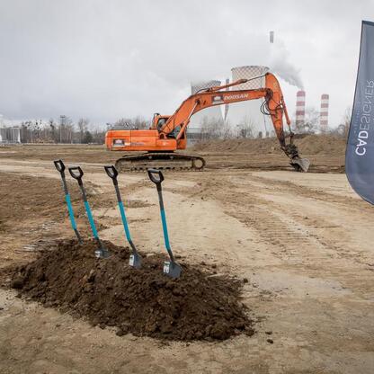 Symboliczna ceremonia wmurowania kamienia węgielnego dla nowego centrum materiałowego CADesigner Engineering w Rybniku, Śląsk. (wygenerowano przez AI)