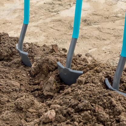 Założenie symbolicznego fundamentowania nowoczesnego centrum materiałowego w Rybniku przez firmę CADesigner Engineering. (wygenerowano przez AI)