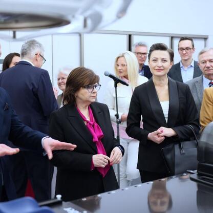 Zebrała się grupa w formalnym uroczystości, związana z nowym akceleratorem Elekta Evo dla Katowickiego Centrum Onkologii. (wygenerowano przez AI)