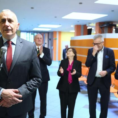 Wicemarszałek Leszek Pietraszek przemawia na uroczystości w Katowickim Centrum Onkologii, poświęconej nowemu akceleratorowi. (wygenerowano przez AI)