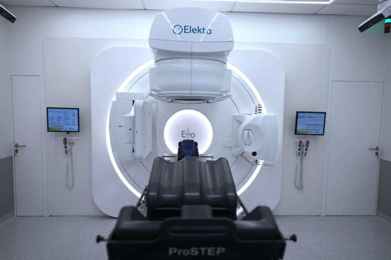 Wicemarszałek Leszek Pietraszek i jego współpracownicy uczestniczą w uroczystości otwarcia nowego akceleratora Elekta Evo w Katowickim Centrum Onkologii. (wygenerowano przez AI)