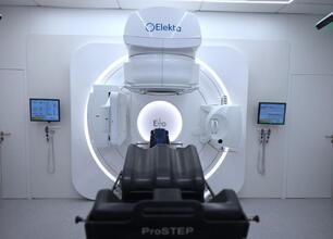 Wicemarszałek Leszek Pietraszek i jego współpracownicy uczestniczą w uroczystości otwarcia nowego akceleratora Elekta Evo w Katowickim Centrum Onkologii. (wygenerowano przez AI)