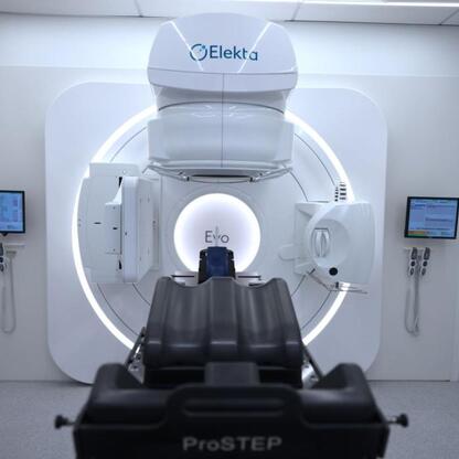 Elekta Evo, nowoczesny akcelerator do radioterapii, zintegrowany z AI, Katowickie Centrum Onkologii. (wygenerowano przez AI)