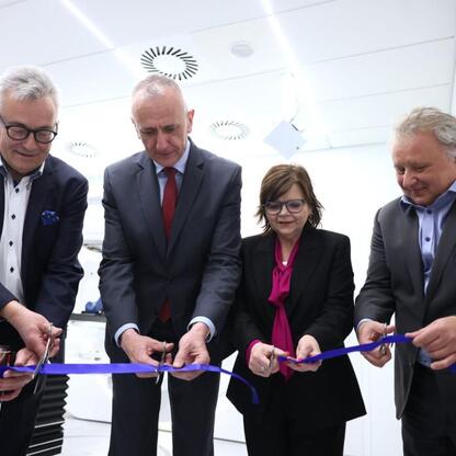Wicemarszałek Leszek Pietraszek i jego współpracownicy uczestniczą w uroczystości otwarcia nowego akceleratora Elekta Evo w Katowickim Centrum Onkologii. (wygenerowano przez AI)