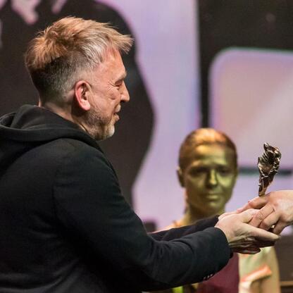 Teatr Polski w Bielsku-Białej otrzymał Złotą Maskę za najlepszy spektakl roku 2024. (wygenerowano przez AI)