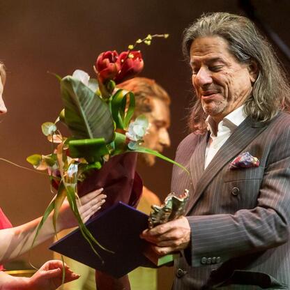 Joanna Bojczuk wręcza nagrodę Teatrowi Polski w Bielsku-Białej za najlepszy spektakl 