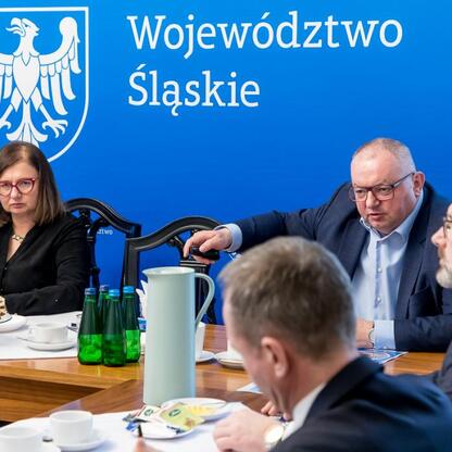 Spotkanie wojewódzkie o modernizacji linii kolejowych i budowie nowych przystanków w Gliwicach. (wygenerowano przez AI)