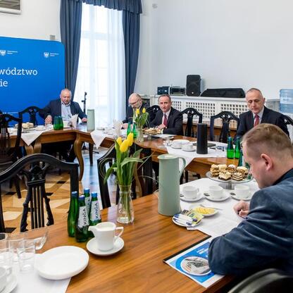 Województwo Śląskie: spotkanie wojewódzkie i metropolitalne o modernizacji linii kolejowych i budowie nowych przystanków. (wygenerowano przez AI)