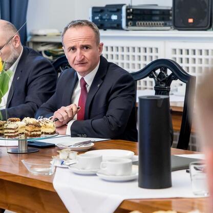 Grzegorz Boski, wicemarszałek Województwa Śląskiego, prowadzi spotkanie z Kolejami Śląskimi o modernizacji linii kolejowych i budowie nowych przystanków w Gliwicach. (wygenerowano przez AI)