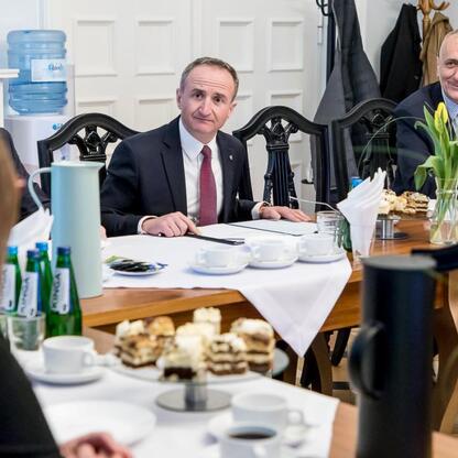 Wicemarszałkowie Grzegorz Boski i Leszek Pietraszek prowadzą rozmowy o modernizacji linii kolejowych i budowie nowych przystanków w Gliwicach. (wygenerowano przez AI)