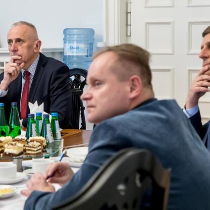 Wicemarszałek Leszek Pietraszek koordynuje spotkanie województwa Śląskiego i partnerów w modernizacji linii kolejowych. (wygenerowano przez AI)
