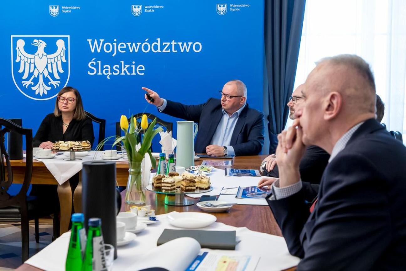 Spotkanie wojewódzkie o modernizacji linii kolejowych i budowie nowych przystanków w Gliwicach. (wygenerowano przez AI)