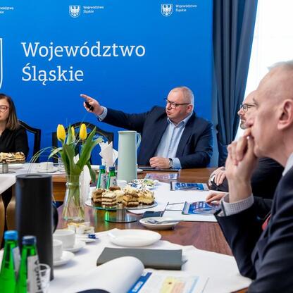Spotkanie wojewódzkie o modernizacji linii kolejowych i budowie nowych przystanków w Gliwicach. (wygenerowano przez AI)