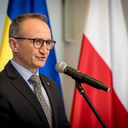Wicemarszałek Grzegorz Boski przemawia na konferencji prasowej o inwestycjach w gospodarkę wodno-ściekową na terenie województwa śląskiego. (wygenerowano przez AI)