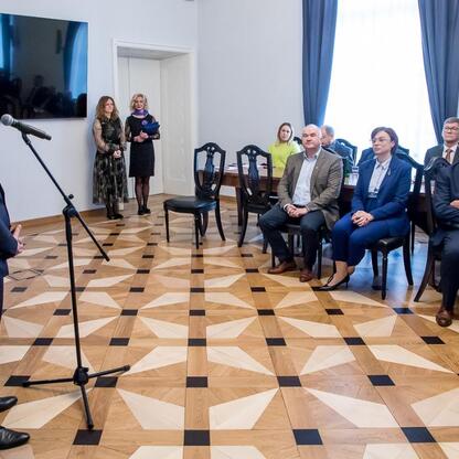 Wicemarszałek Grzegorz Boski przemawia podczas uroczystości w Sejmiku Śląskim, gdzie ośmiu przedstawicieli otrzymuje listy gratulacyjne za sukcesy w gospodarce wodno-ściekowej. (wygenerowano przez AI)