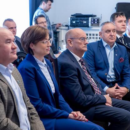 Zwierzchnicy Sejmiku Śląskiego wręczają gratulacje za inwestycje w gospodarkę wodno-ściekową. (wygenerowano przez AI)