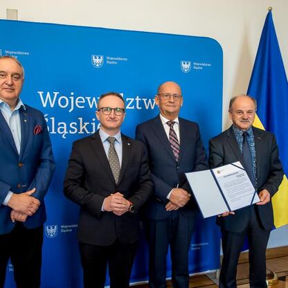 Wicemarszałek Grzegorz Boski wręcza listy gratulacyjne przedstawicielom otrzymania dofinansowania dla inwestycji w gospodarkę wodno-ściekową województwa śląskiego. (wygenerowano przez AI)