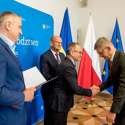Grzegorz Boski, wicemarszałek Śląskiego, uczestniczy w ceremonii wręczenia certyfikatów za inwestycje w gospodarkę wodno-ściekową. (wygenerowano przez AI)
