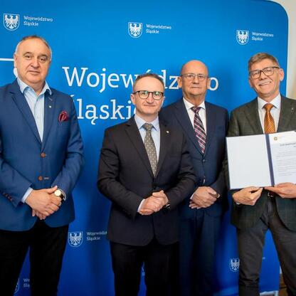Wicemarszałek Grzegorz Boski wręcza listy gratulacyjne za sukcesy w gospodarce wodno-ściekowej województwa śląskiego. (wygenerowano przez AI)