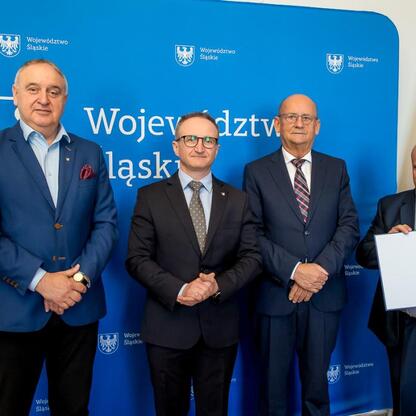 Wicemarszałek Grzegorz Boski wręcza certyfikaty województwu śląskiemu. (wygenerowano przez AI)