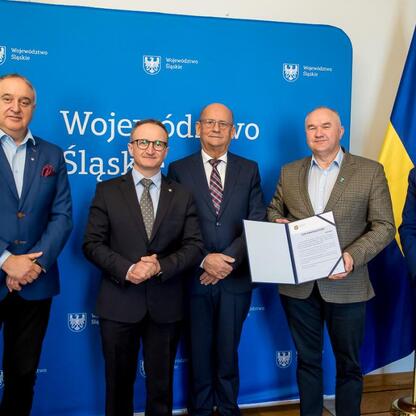 Grzegorz Boski, wicemarszałek Województwa Śląskiego, wręcza listy gratulacyjne przedstawicielom otrzymującym dofinansowanie dla inwestycji w gospodarkę wodno-ściekową w gminach. (wygenerowano przez AI)