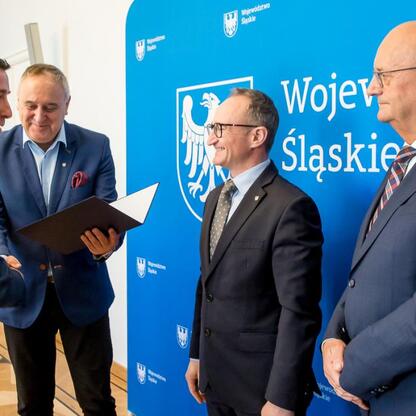 Wicemarszałek Grzegorz Boski wręczał certyfikaty przedstawicielom otrzymania dofinansowania na inwestycje w gospodarkę wodno-ściekową w gminach Śląska. (wygenerowano przez AI)