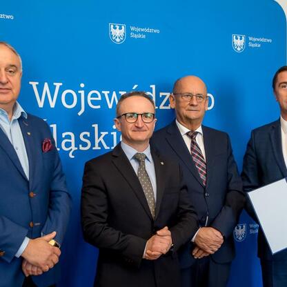 Wicemarszałek Grzegorz Boski prezentuje dokumenty z Gmachu Sejmu Śląskiego, podkreślając znaczenie inwestycji w gospodarkę wodno-ściekową. (wygenerowano przez AI)