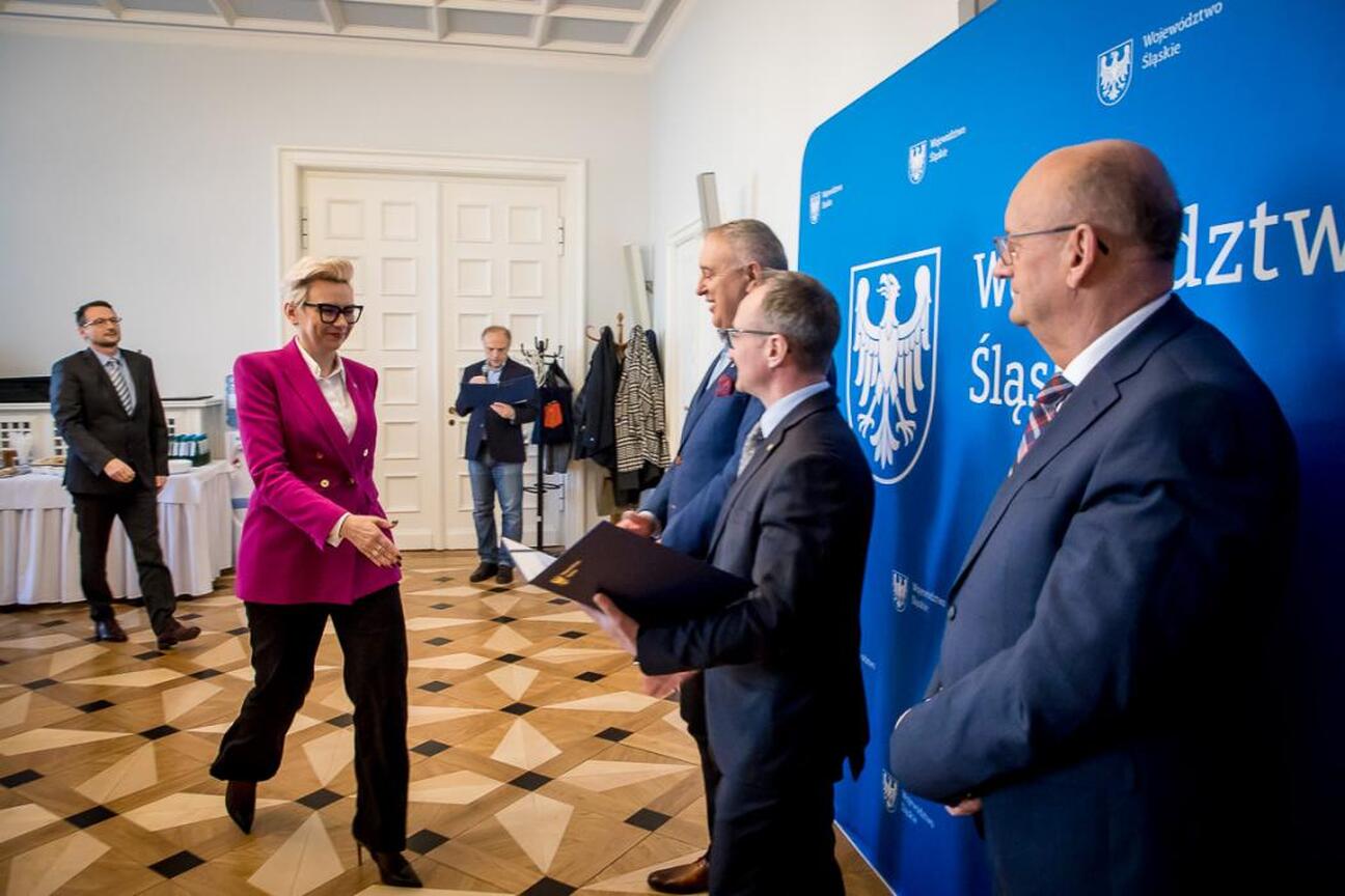 Wicemarszałek Województwa Śląskiego Grzegorz Boski przemawia na uroczystości wręczenia listów gratulacyjnych. (wygenerowano przez AI)