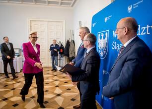 Wicemarszałek Województwa Śląskiego Grzegorz Boski przemawia na uroczystości wręczenia listów gratulacyjnych. (wygenerowano przez AI)