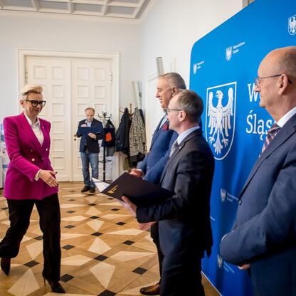 Wizytacja w Sejmiku Śląskim: Przedstawiciele otrzymali certyfikaty za projekty wodno-ściekowe. (wygenerowano przez AI)