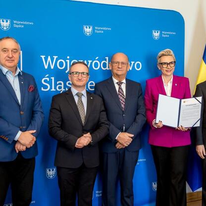 Grzegorz Boski, wicemarszałek Śląska, wręcza listy gratulacyjne przedstawicielom otrzymania dofinansowania dla inwestycji w gospodarkę wodno-ściekową. (wygenerowano przez AI)