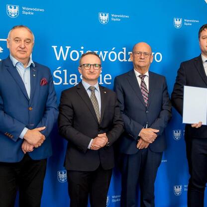 Wicemarszałek Grzegorz Boski wręcza certyfikaty zwycięzcom projektów wodno-ściekowych województwa śląskiego. (wygenerowano przez AI)