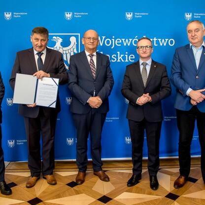 Wicemarszałek Grzegorz Boski wręcza certyfikaty przedstawicielom lokalnych jednostek administracyjnych za projekty wodno-ściekowe. (wygenerowano przez AI)