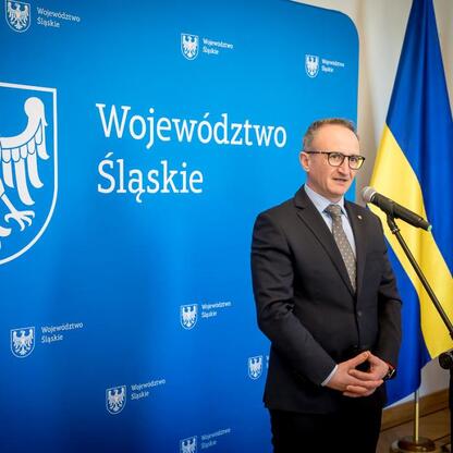 Wicemarszałek Województwa Śląskiego Grzegorz Boski przemawia na uroczystości wręczenia listów gratulacyjnych. (wygenerowano przez AI)