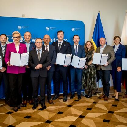 Grzegorz Boski, wicemarszałek Śląska, wręcza listy gratulacyjne przedstawicielom otrzymującym wsparcie dla inwestycji w gospodarkę wodno-ściekową. (wygenerowano przez AI)