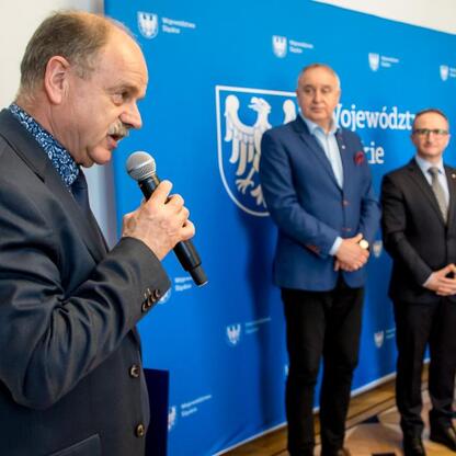 Wicemarszałek Grzegorz Boski wręcza certyfikaty za projekty wodno-ściekowe w Sejmiku Śląskim. (wygenerowano przez AI)