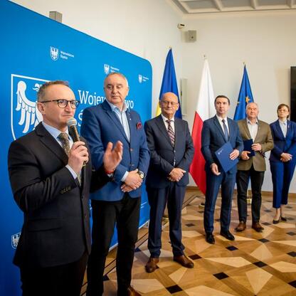 Wicemarszałek Grzegorz Boski podkreśla znaczenie inwestycji w gospodarkę wodno-ściekową w regionie. (wygenerowano przez AI)
