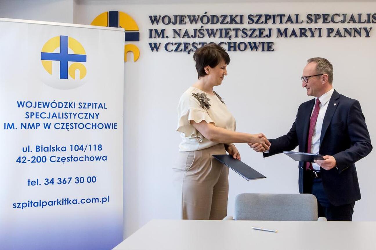 Grzegorz Boski, wicemarszałek Śląska, podczas podpisania umowy o modernizację Wojewódzkiego Szpitala Specjalistycznego im. Najświętszej Maryi Panny w Częstochowie. (wygenerowano przez AI)