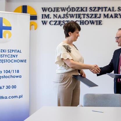 Grzegorz Boski, wicemarszałek Śląska, podpisuje umowę o modernizację Wojewódzkiego Szpitala Specjalistycznego im. Najświętszej Maryi Panny w Częstochowie. (wygenerowano przez AI)