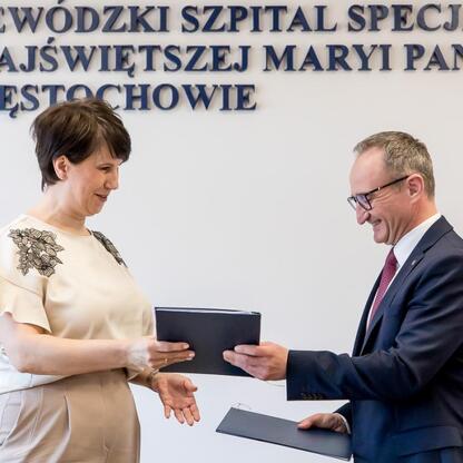 Grzegorz Boski i Beata Pochodnia podpisują umowę o modernizację Wojewódzkiego Szpitala Specjalistycznego w Częstochowie. (wygenerowano przez AI)