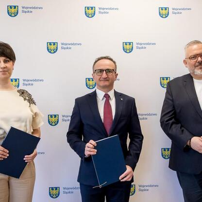 Trzech osób podpisuje umowę modernizacji Wojewódzkiego Szpitala Specjalistycznego im. Najświętszej Maryi Panny w Częstochowie. (wygenerowano przez AI)