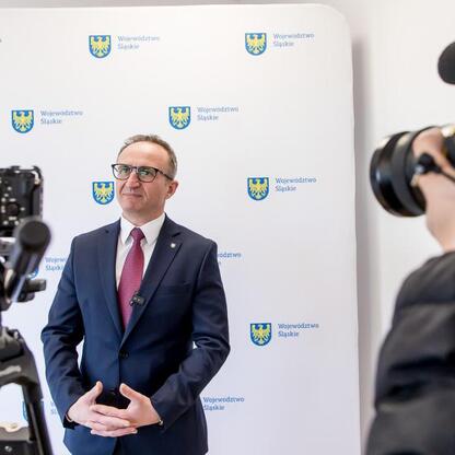 Grzegorz Boski, wicemarszałek Województwa Śląskiego, podczas konferencji prasowej. (wygenerowano przez AI)