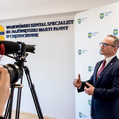 Grzegorz Boski, wicemarszałek Śląska, podczas podpisania umowy o modernizację Wojewódzkiego Szpitala Specjalistycznego im. Najświętszej Maryi Panny w Częstochowie. (wygenerowano przez AI)