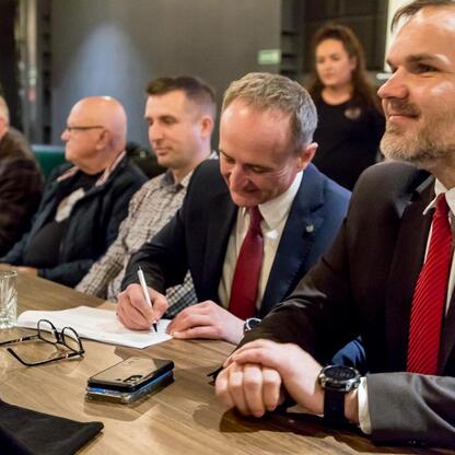 Grzegorz Boski, wicemarszałek Województwa Śląskiego, prowadzi spotkanie w ramach przygotowań do Jasnogórskiego Zlotu Rowerowego – CZEWA BIKE FEST. (wygenerowano przez AI)