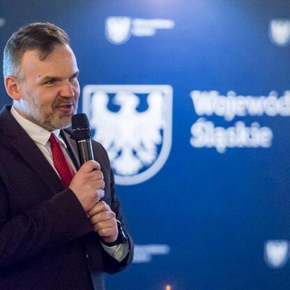Grzegorz Boski, wicemarszałek Województwa Śląskiego, przemawia na konferencji prasowej w Jasnogórsku. (wygenerowano przez AI)