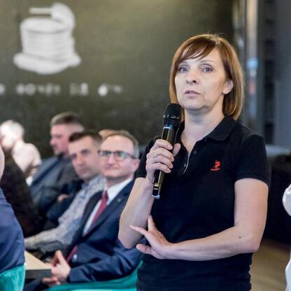Grzegorz Boski, wicemarszałek Województwa Śląskiego, przemawia na spotkaniu organizacyjnym Jasnogórskiego Zlotu Rowerowego – CZEWA BIKE FEST. (wygenerowano przez AI)