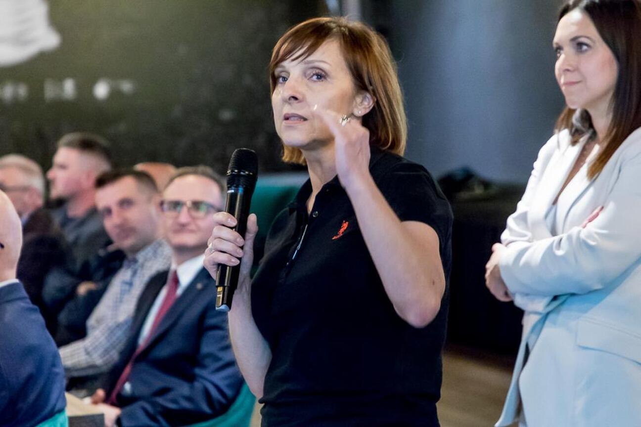 Grzegorz Boski, wicemarszałek Województwa Śląskiego, prowadzi spotkanie organizacyjne Jasnogórskiego Zlotu Rowerowego – CZEWA BIKE FEST. (wygenerowano przez AI)